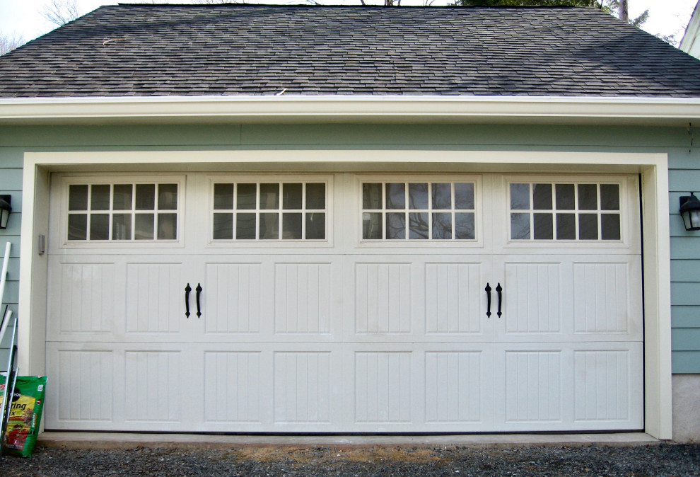 Cette image montre un garage séparé traditionnel de taille moyenne.