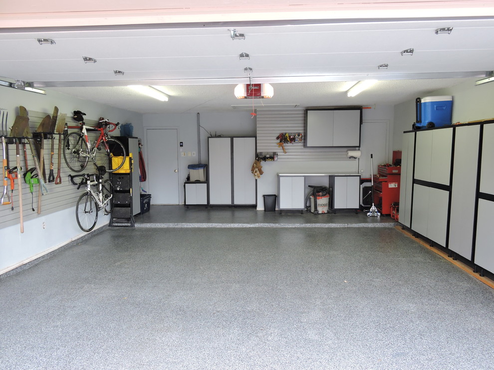 Пример оригинального дизайна: пристроенный гараж среднего размера в стиле неоклассика (современная классика) с мастерской для двух машин