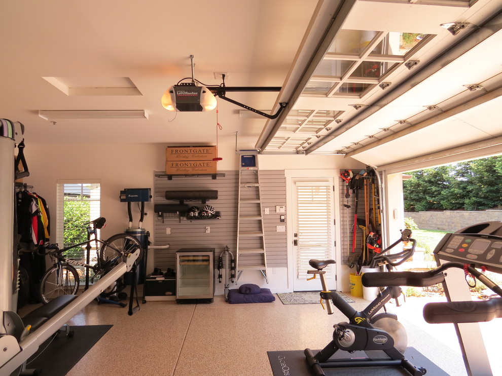 Klassisk inredning av en mellanstor tillbyggd garage och förråd