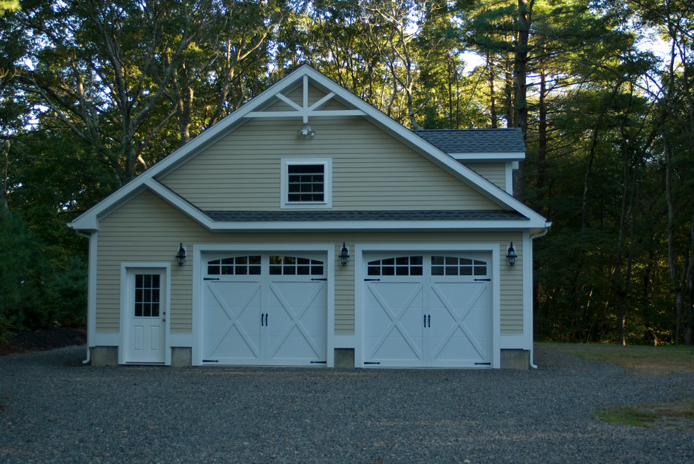 Exemple d'un grand garage pour deux voitures séparé chic.