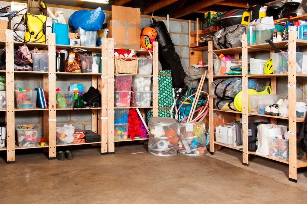 Idées déco pour un petit garage pour deux voitures séparé.