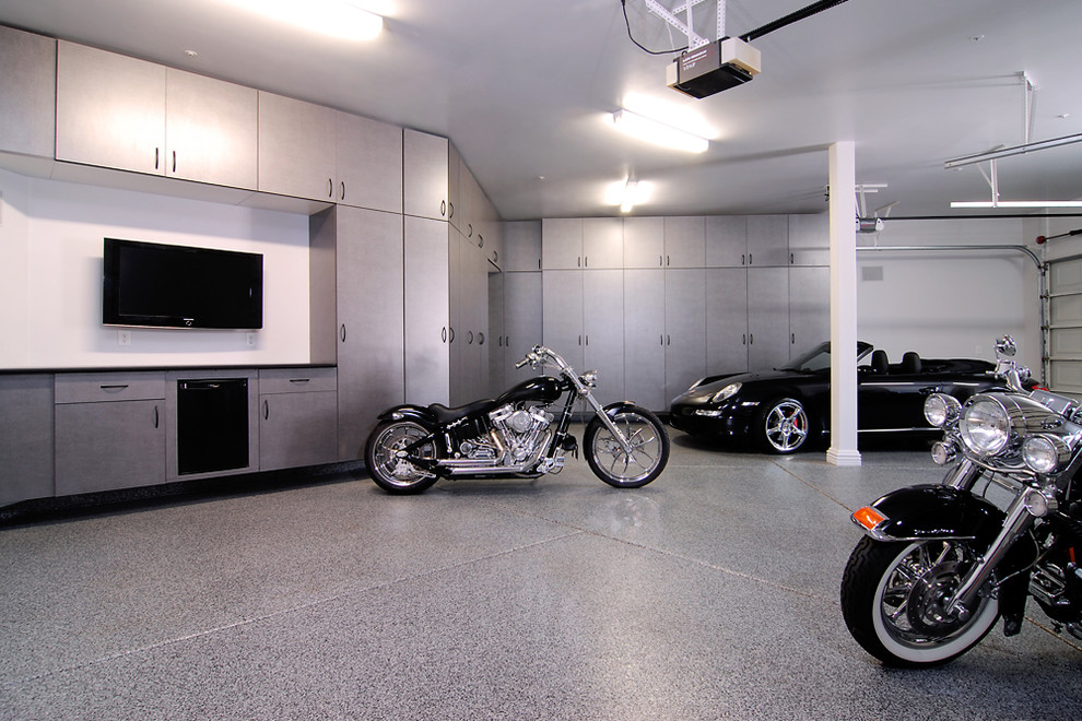 Aménagement d'un très grand garage pour quatre voitures ou plus attenant classique.