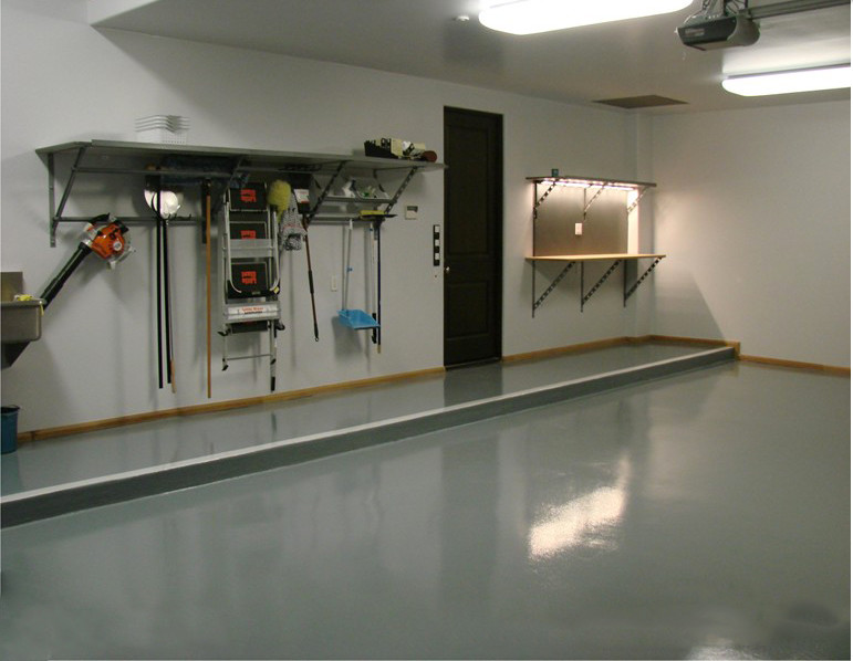 Foto di un grande garage per tre auto connesso chic con ufficio, studio o laboratorio