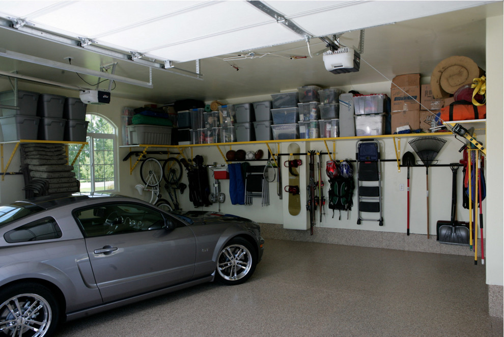 Klassisk inredning av en mellanstor tvåbils garage och förråd