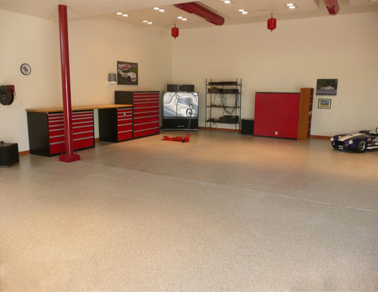 Inspiration pour un grand garage pour quatre voitures ou plus traditionnel avec un bureau, studio ou atelier.