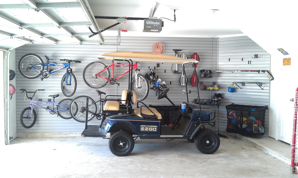 Bild på en amerikansk garage och förråd