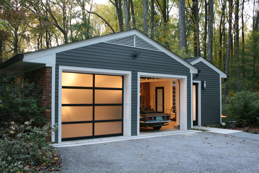 Exempel på en mellanstor modern fristående tvåbils garage och förråd