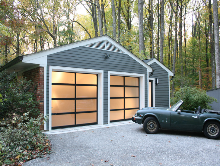 Пример оригинального дизайна: отдельно стоящий гараж среднего размера в стиле модернизм для двух машин