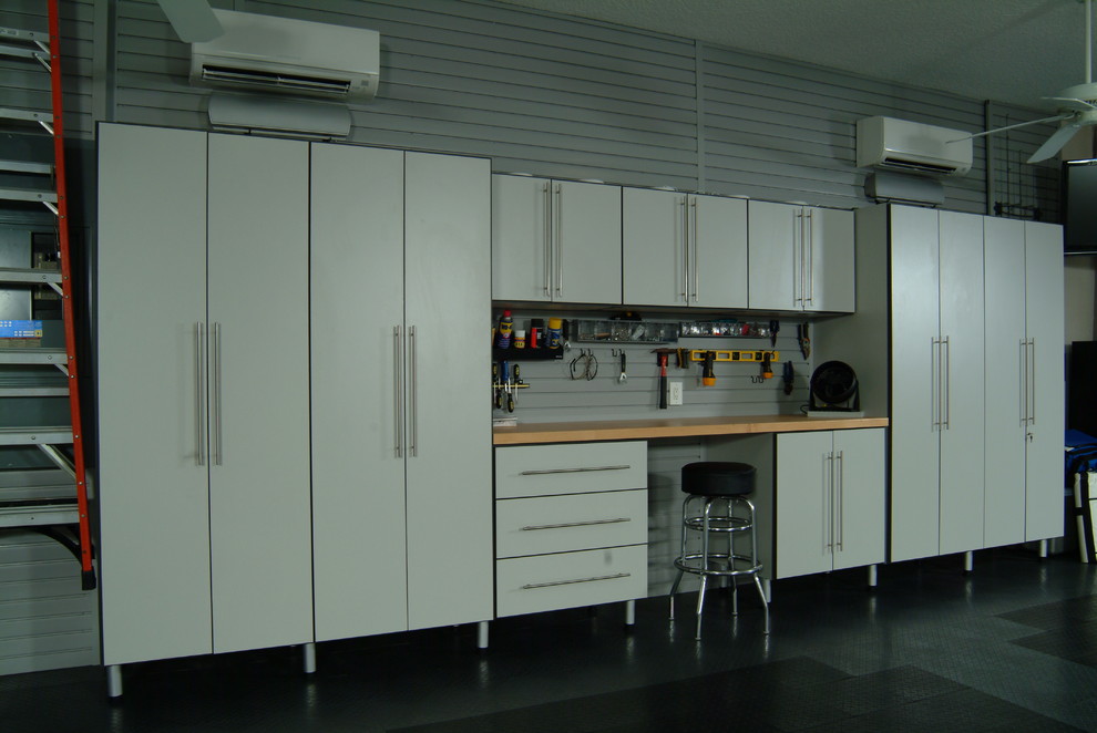 Пример оригинального дизайна: пристроенный гараж среднего размера в классическом стиле
