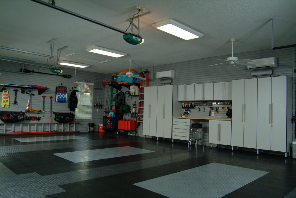Foto på en mellanstor industriell tillbyggd garage och förråd