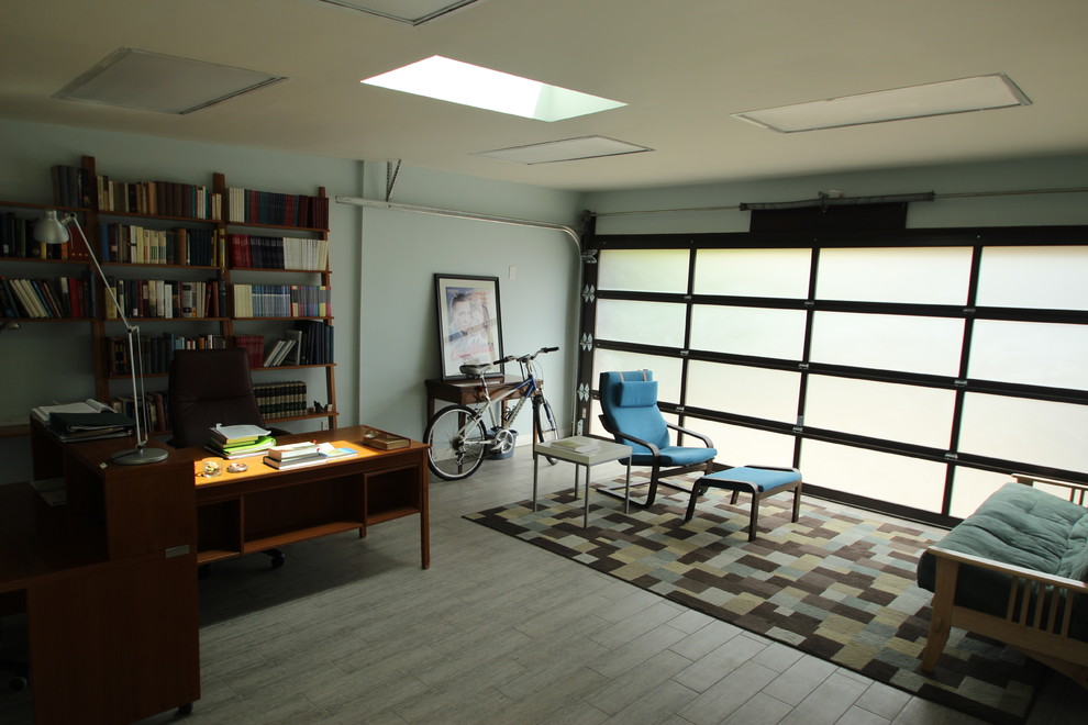 Exemple d'un garage pour deux voitures séparé tendance de taille moyenne avec un bureau, studio ou atelier.