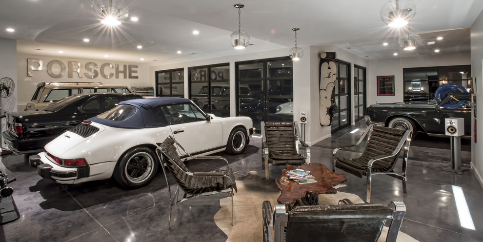 Bild på en stor funkis tillbyggd trebils garage och förråd