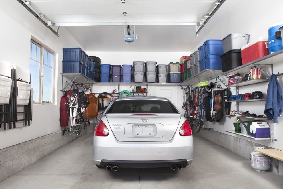 Aménagement d'un petit garage pour une voiture classique.