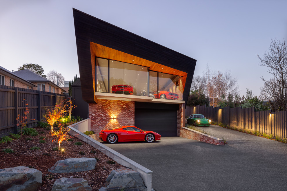 Inspiration pour un grand garage pour quatre voitures ou plus séparé minimaliste avec un bureau, studio ou atelier.