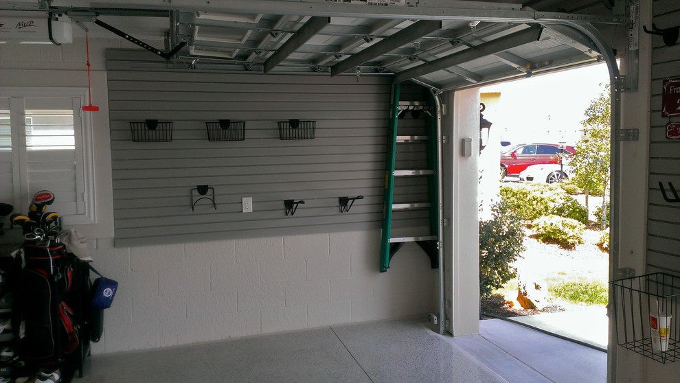 Aménagement d'un grand garage pour deux voitures classique avec un bureau, studio ou atelier.