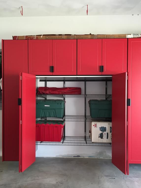 На фото: пристроенный гараж среднего размера в классическом стиле с мастерской для двух машин