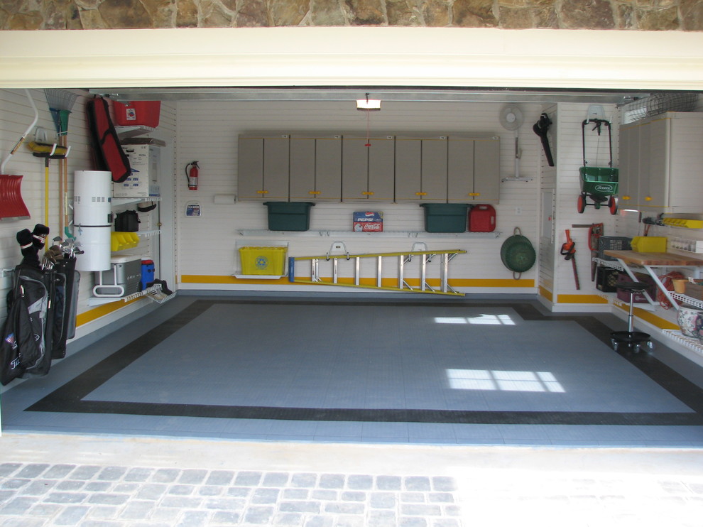 Immagine di garage e rimesse connessi di medie dimensioni