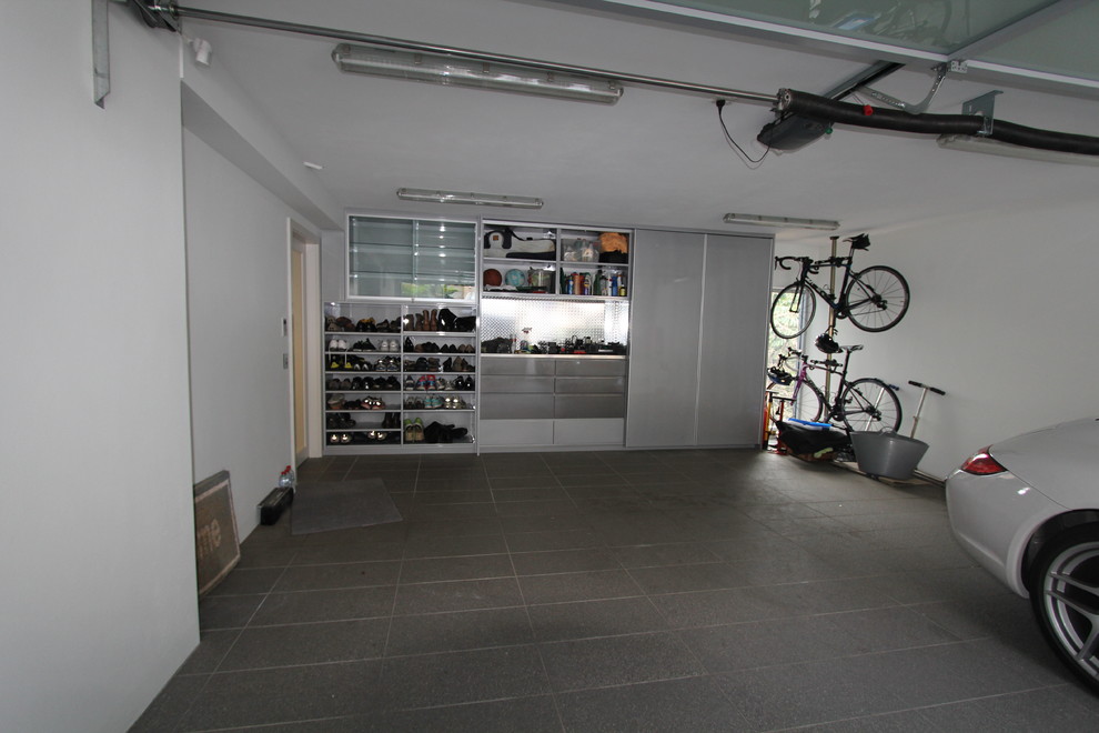 Idee per un grande garage per due auto connesso minimalista con ufficio, studio o laboratorio