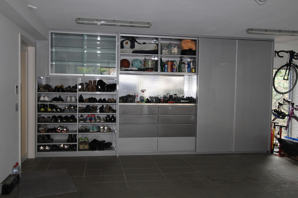 Idée de décoration pour un grand garage attenant minimaliste avec un bureau, studio ou atelier.