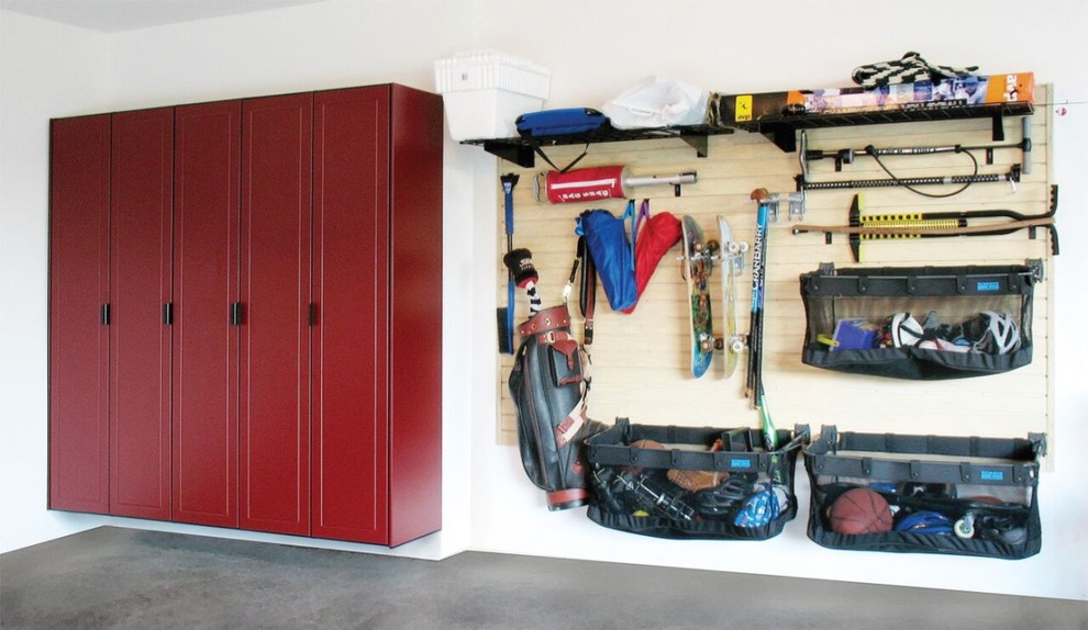 Источник вдохновения для домашнего уюта: гараж среднего размера в стиле неоклассика (современная классика) с мастерской