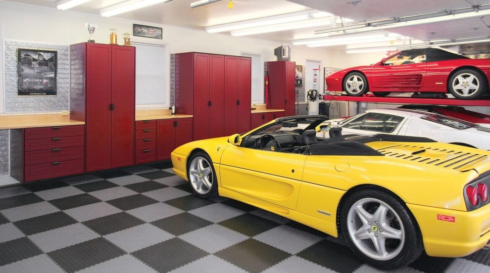 Esempio di un grande garage per quattro o più auto connesso tradizionale