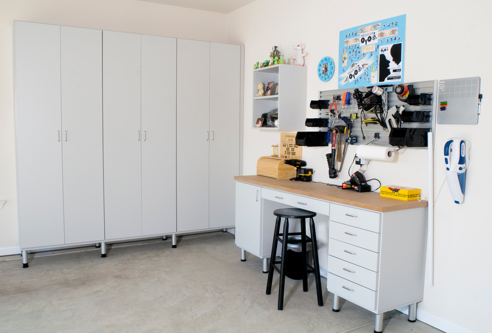 Cette photo montre un garage attenant moderne avec un bureau, studio ou atelier.