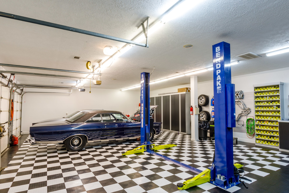 Стильный дизайн: большой гараж в стиле лофт для трех машин - последний тренд