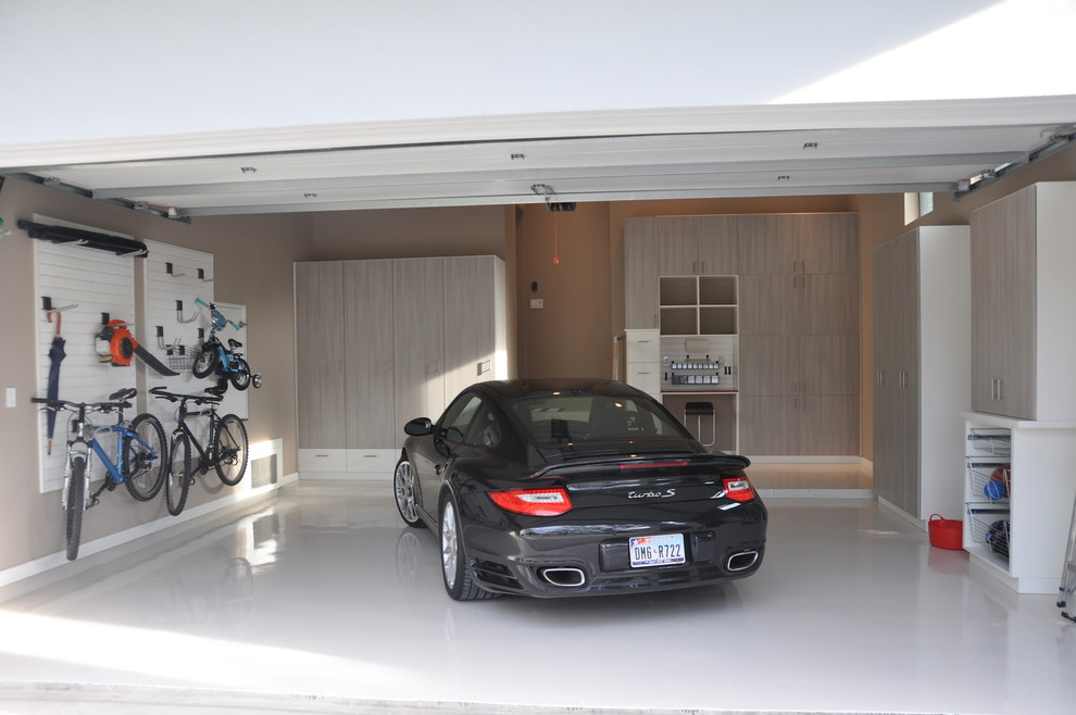 Cette image montre un garage pour deux voitures attenant minimaliste.