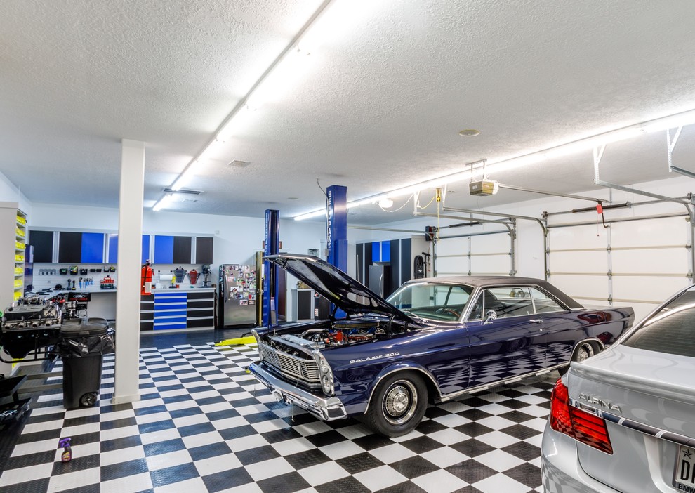 На фото: большой гараж в стиле модернизм для трех машин с