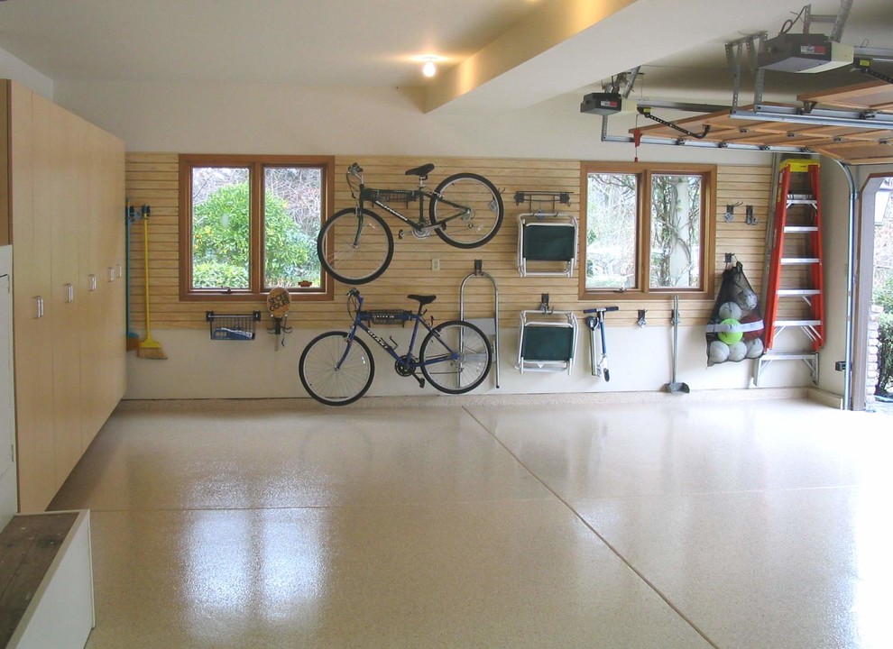 Exempel på en mellanstor modern garage och förråd