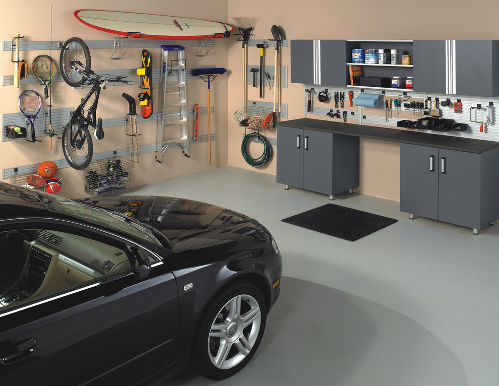 Réalisation d'un garage pour deux voitures attenant design de taille moyenne.