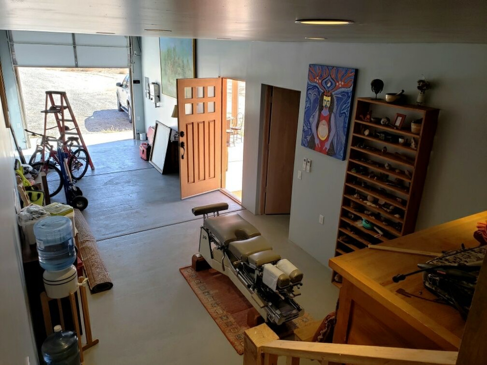 Cette photo montre un garage séparé sud-ouest américain avec un bureau, studio ou atelier.