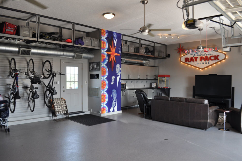Aménagement d'un grand garage attenant éclectique avec un bureau, studio ou atelier.