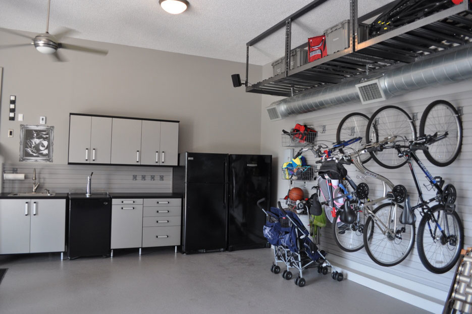 Cette image montre un grand garage minimaliste avec un bureau, studio ou atelier.