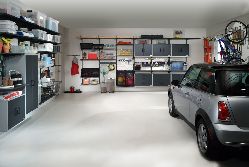На фото: гараж в современном стиле для двух машин