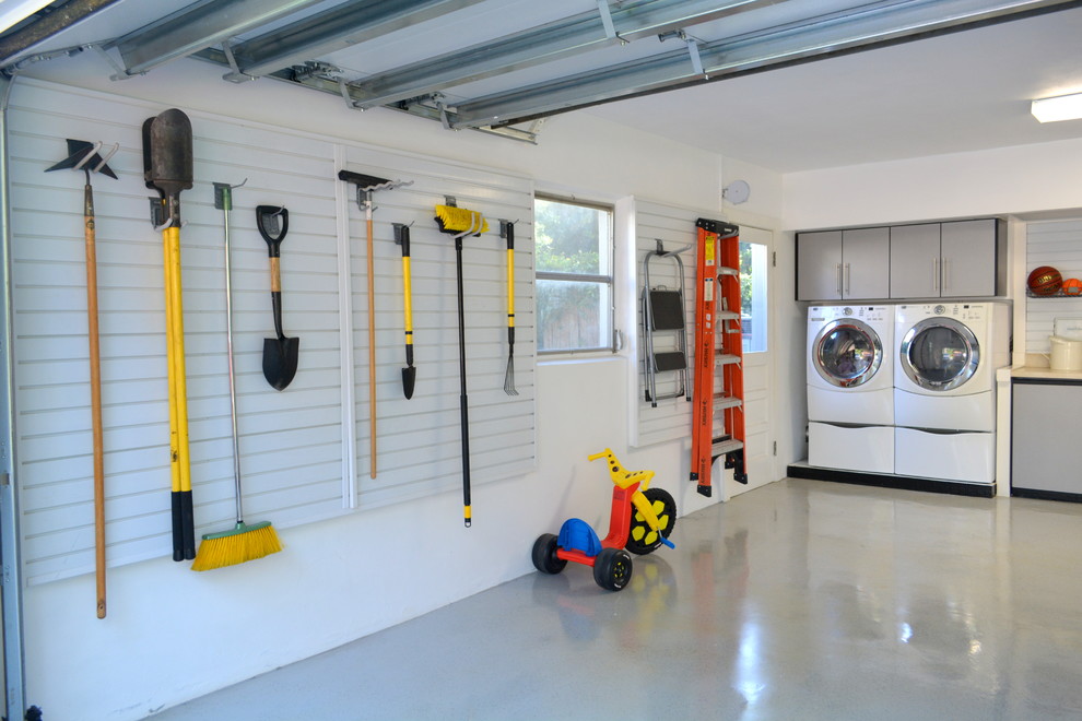 Cette image montre un garage pour deux voitures attenant traditionnel de taille moyenne avec un bureau, studio ou atelier.