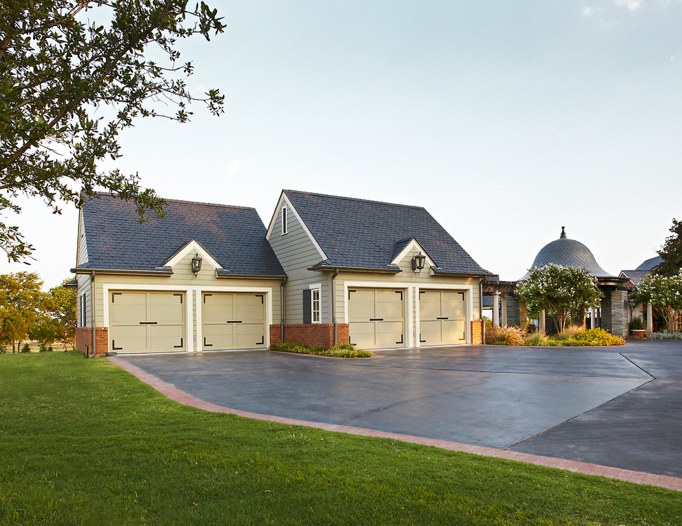 Traditional detached garage in Dallas with four or more cars.