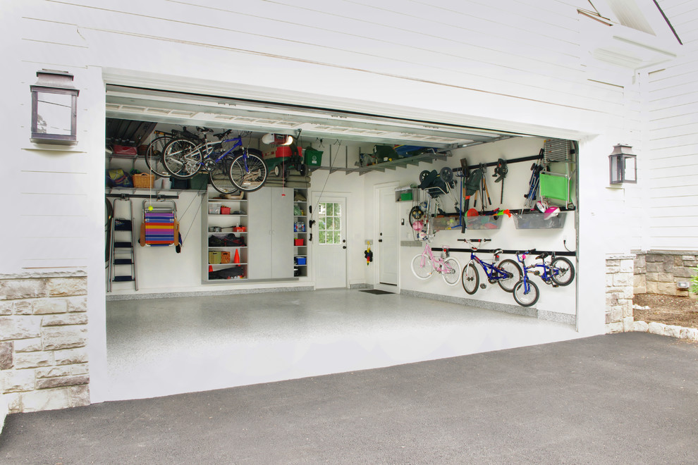 Immagine di un garage per due auto connesso contemporaneo di medie dimensioni
