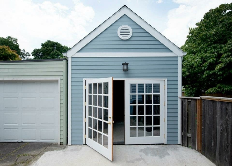 Стильный дизайн: отдельно стоящий гараж с мастерской - последний тренд