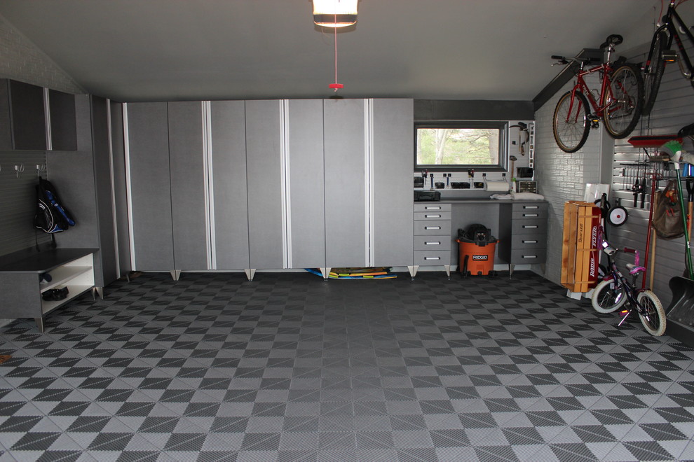 Idée de décoration pour un garage pour deux voitures attenant minimaliste de taille moyenne.