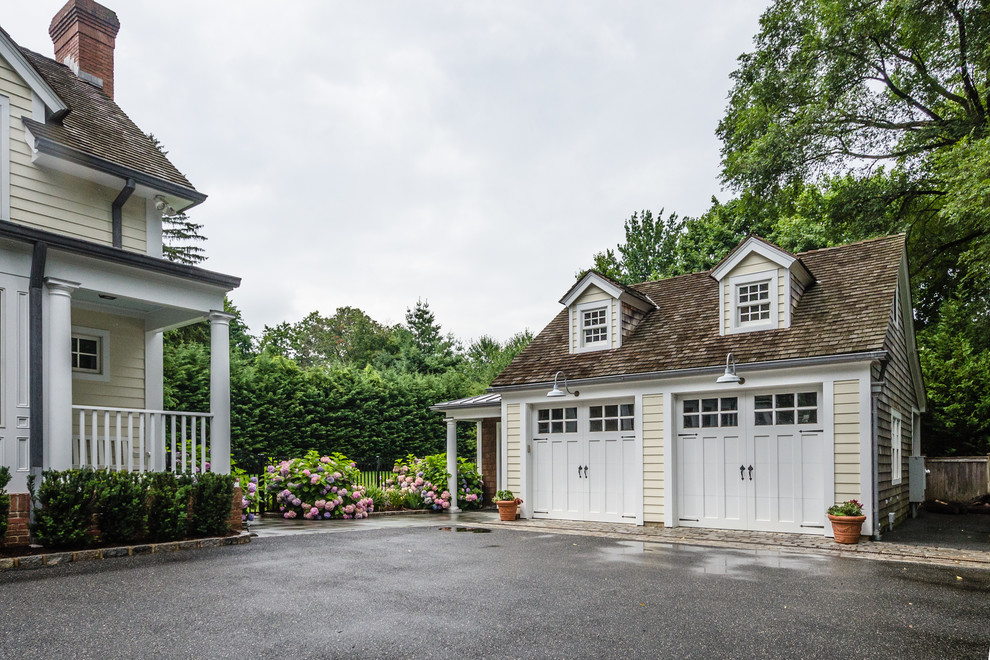 Exemple d'un grand garage pour deux voitures séparé chic.