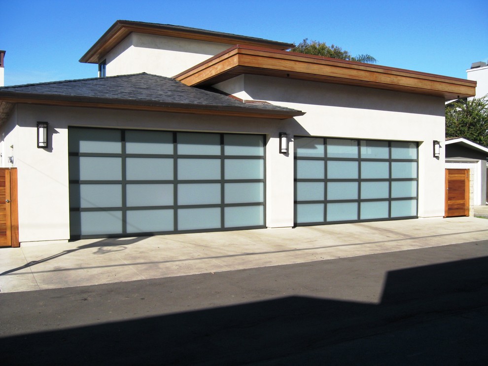 Пример оригинального дизайна: большой пристроенный гараж в восточном стиле для двух машин