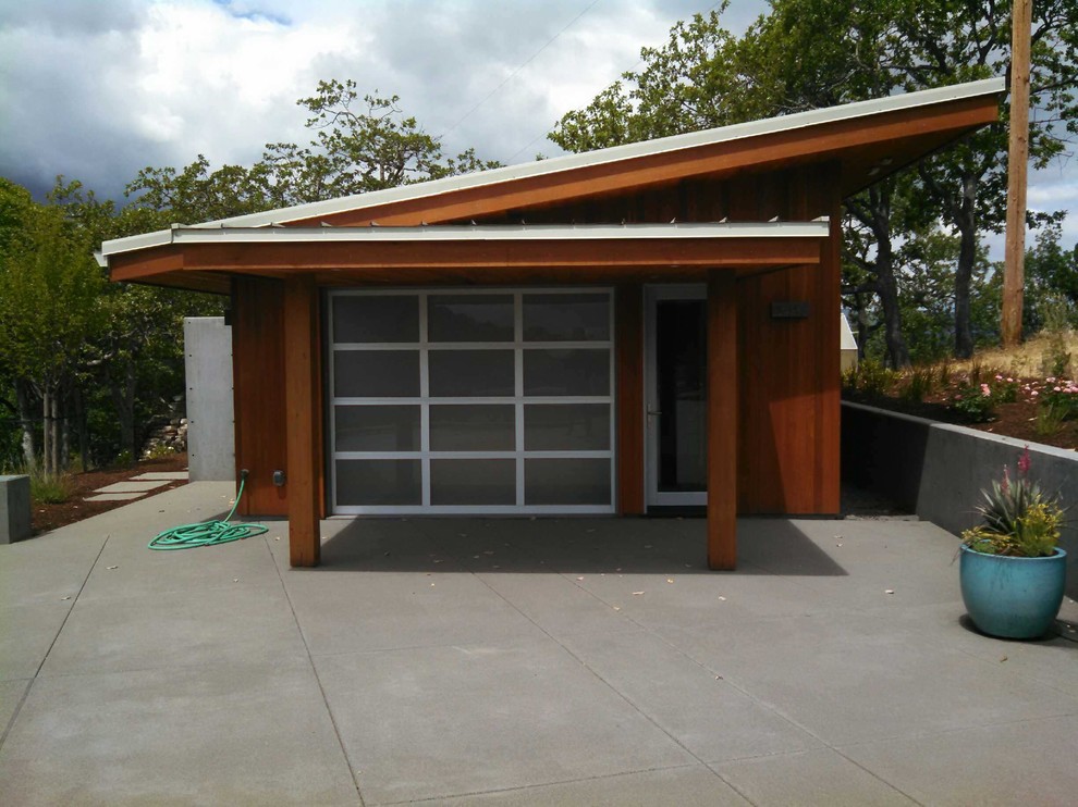 Exempel på en mellanstor modern fristående enbils garage och förråd