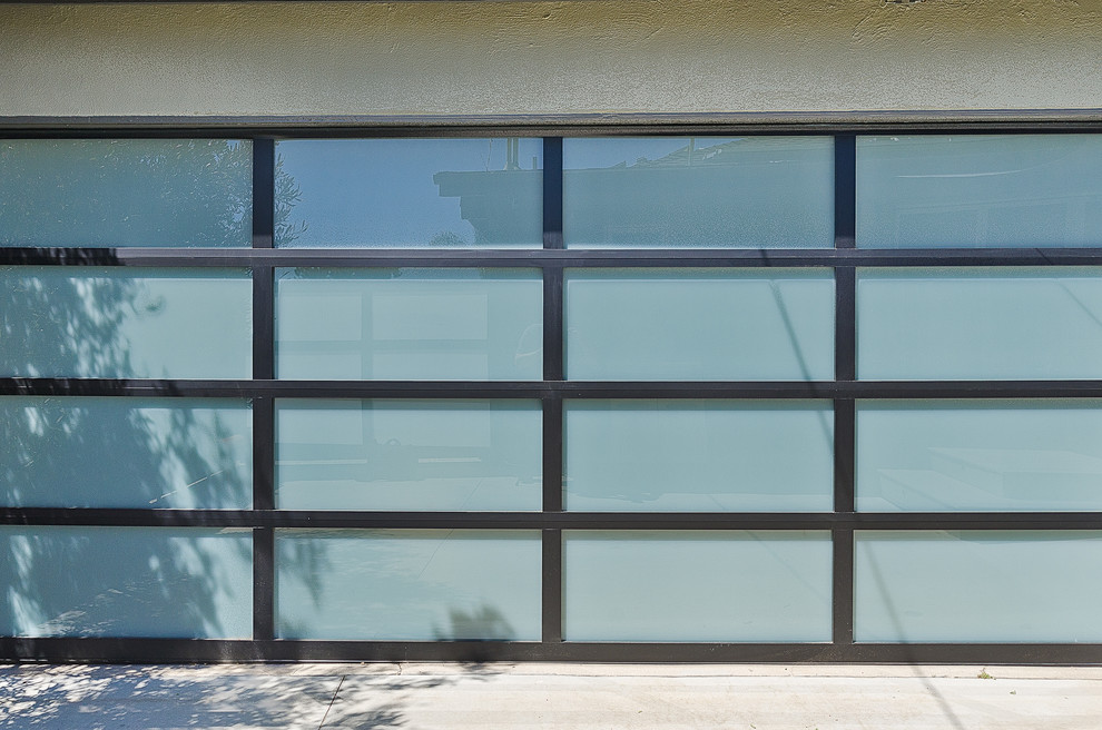 ロサンゼルスにある高級な中くらいなコンテンポラリースタイルのおしゃれなガレージ (2台用) の写真