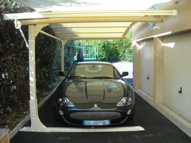 Cette image montre un garage séparé minimaliste de taille moyenne.
