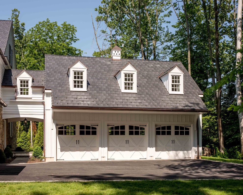 Example of a classic attached three-car porte cochere design in Philadelphia