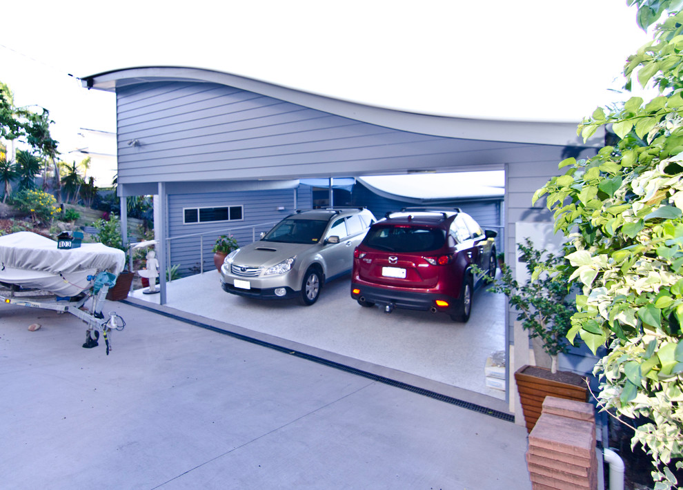 Идея дизайна: большой отдельно стоящий гараж в морском стиле с навесом для автомобилей для двух машин