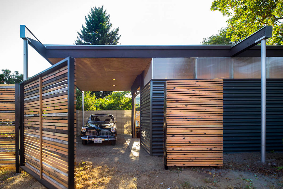 Пример оригинального дизайна: маленький отдельно стоящий гараж в стиле модернизм с навесом для автомобилей для на участке и в саду, одной машины