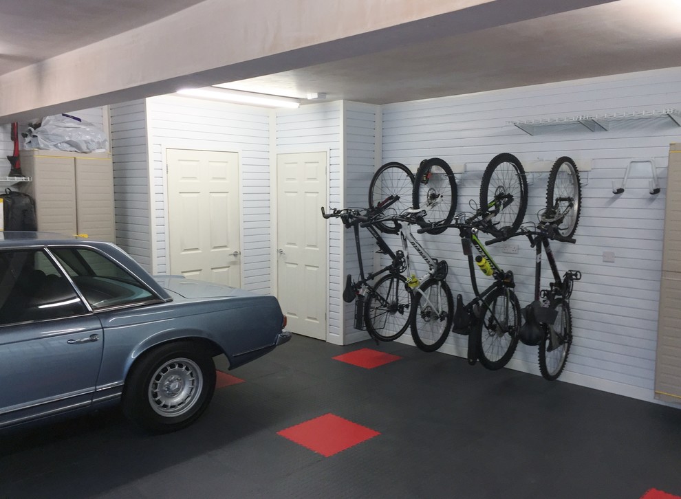 Cette photo montre un garage pour deux voitures tendance.