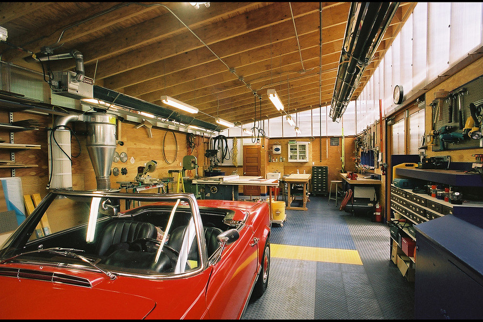 Inspiration pour un grand garage pour une voiture séparé minimaliste avec un bureau, studio ou atelier.